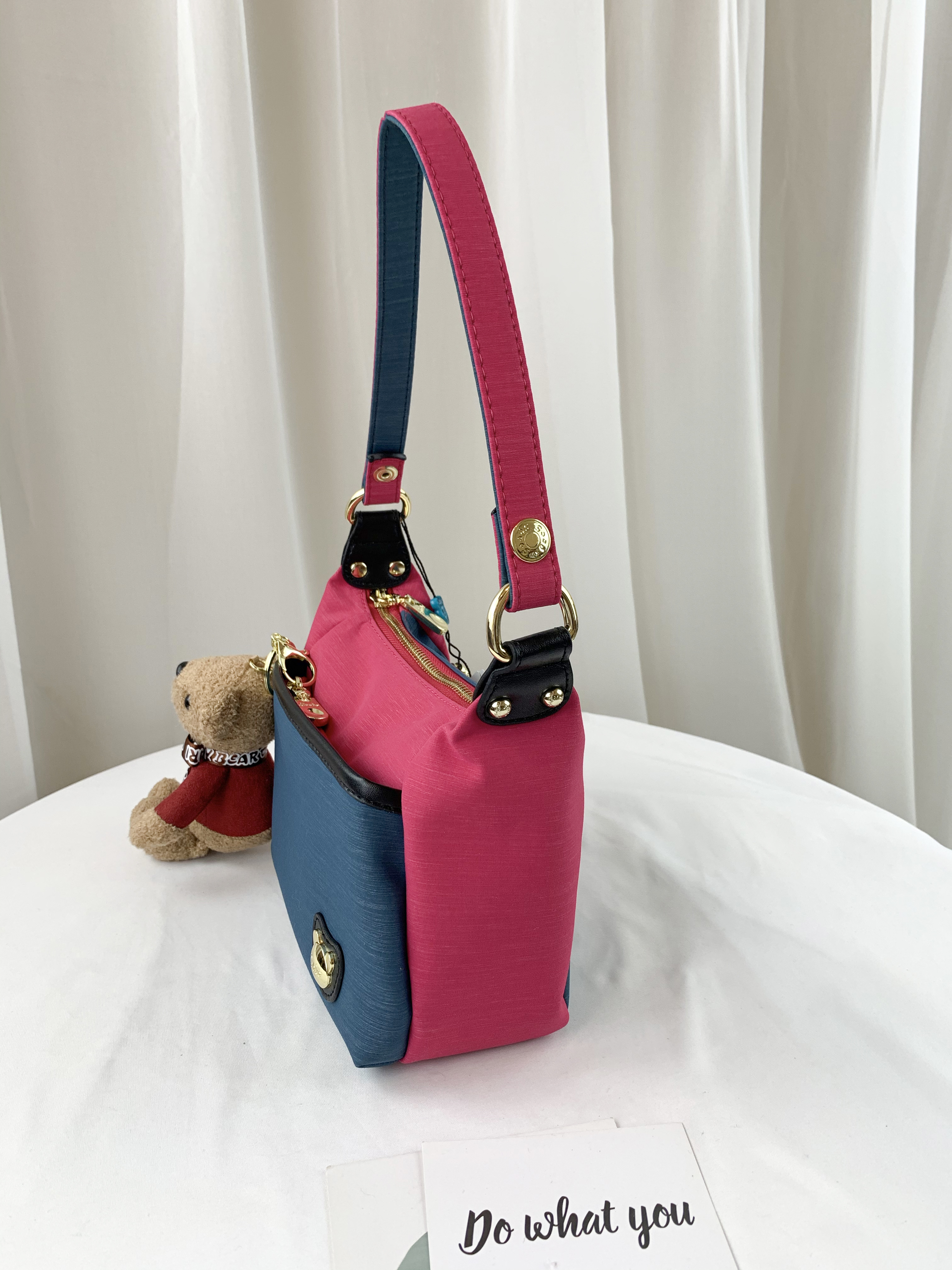 GOODS 綠桃拼色 防潑水肩背包 / 側背包 附小熊吊飾 #2503