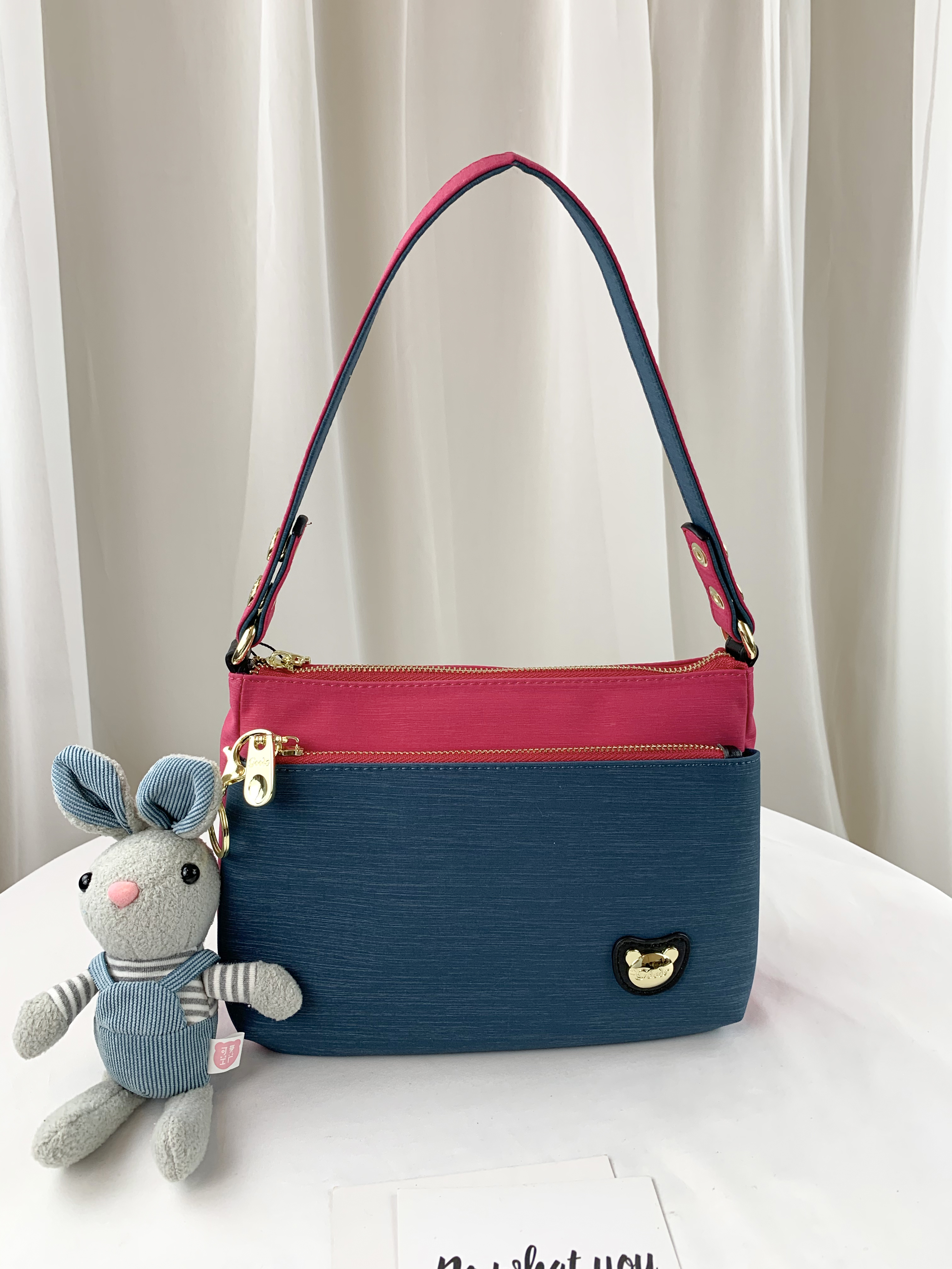 GOODS 綠桃拼色 防潑水肩背包 / 側背包 附小熊吊飾 #2563