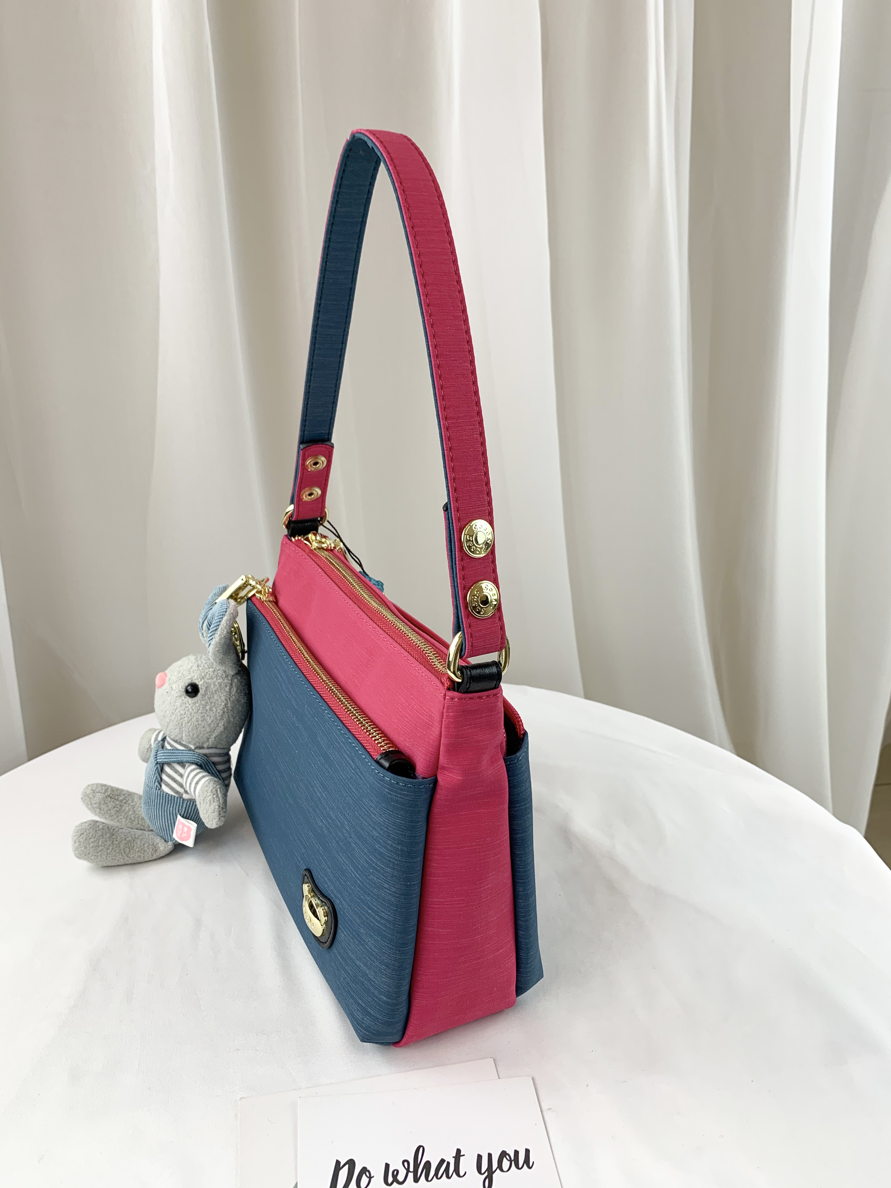 GOODS 綠桃拼色 防潑水肩背包 / 側背包 附小熊吊飾 #2563