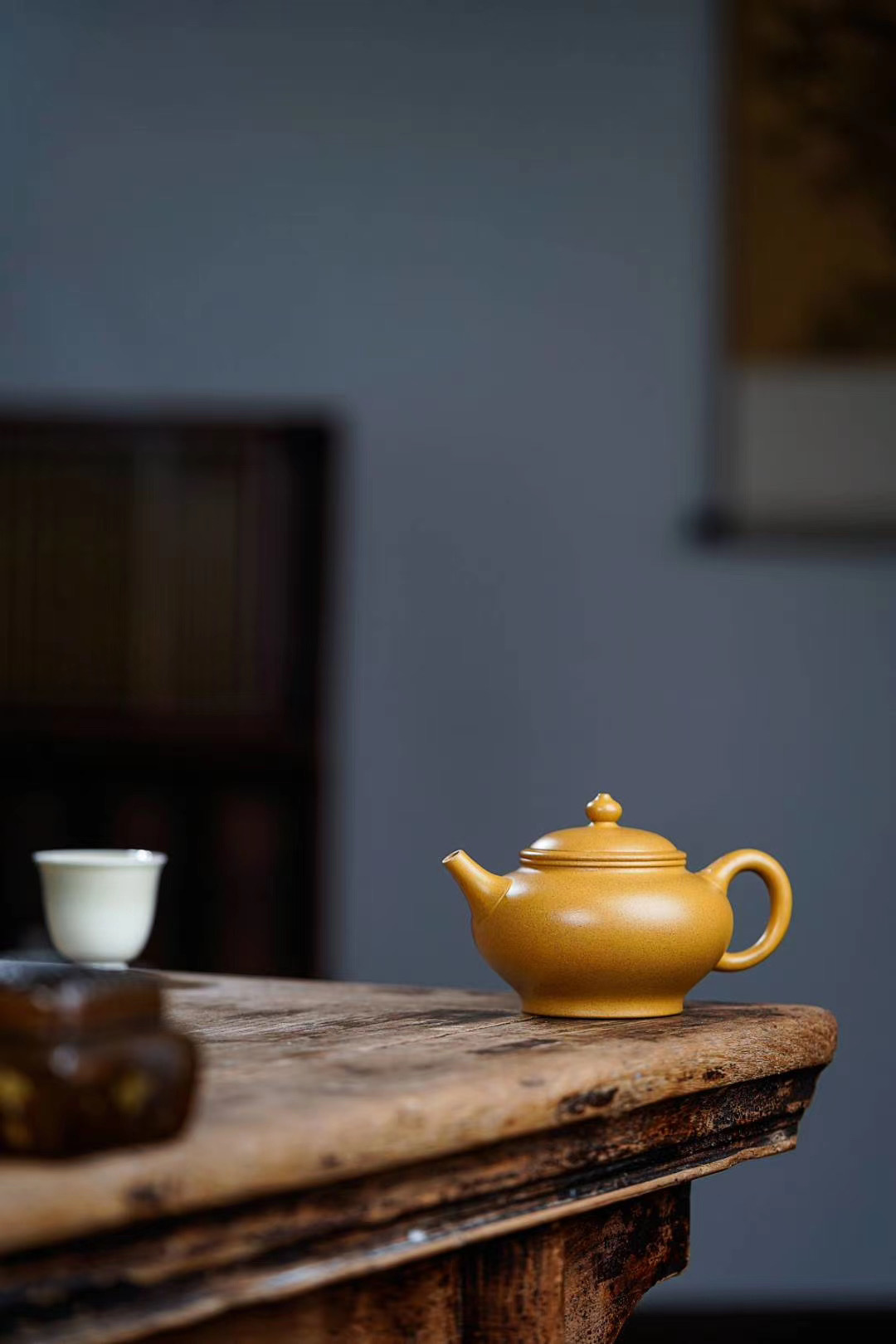 【安嫻】-- 壺身圓潤飽滿，線條流暢而自然，壺嘴短而有力