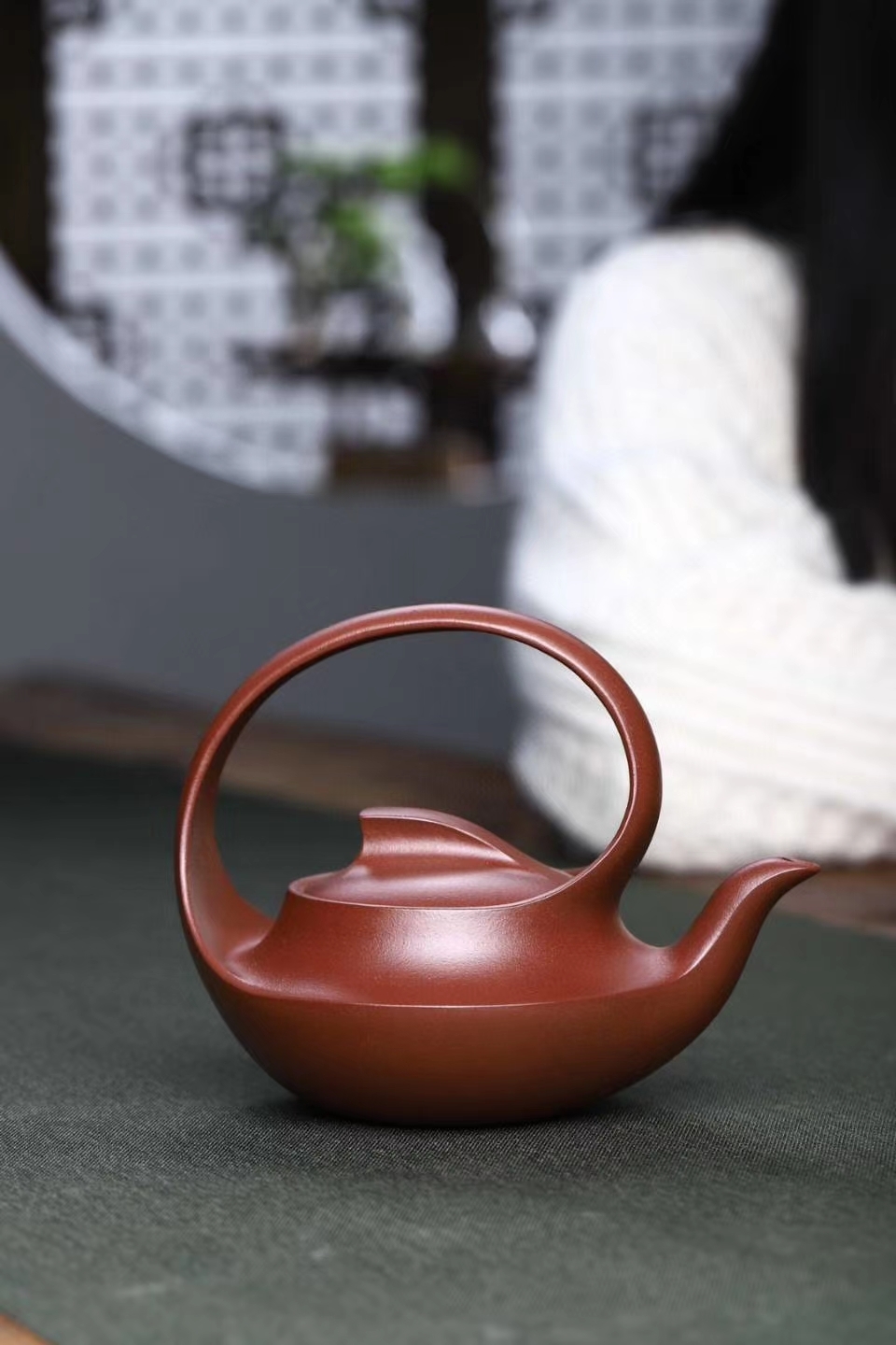 【曲壺】-- 一脈紫泥承古韻，半彎曲線見天工。