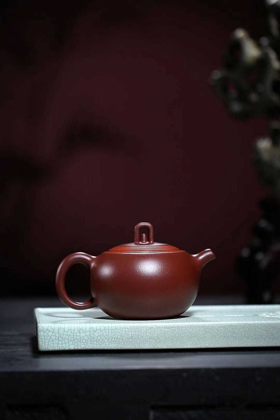 【喜盈門】-- 此壺壺型設計精巧別緻，嵌蓋之上的圈紋增加層次感。