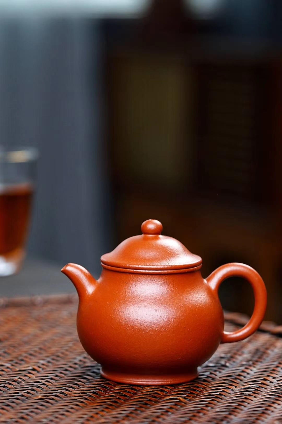 【高潘壺】-- 此壺輪廓清晰，線條流暢。壺鈕為一圓珠，豐潤圓滿，精氣神十足。