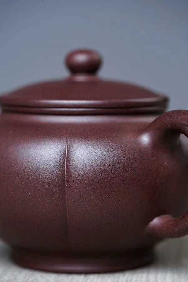 【蓮花如意】-- 此壺造型猶如一盞宮燈，器型優雅美觀！