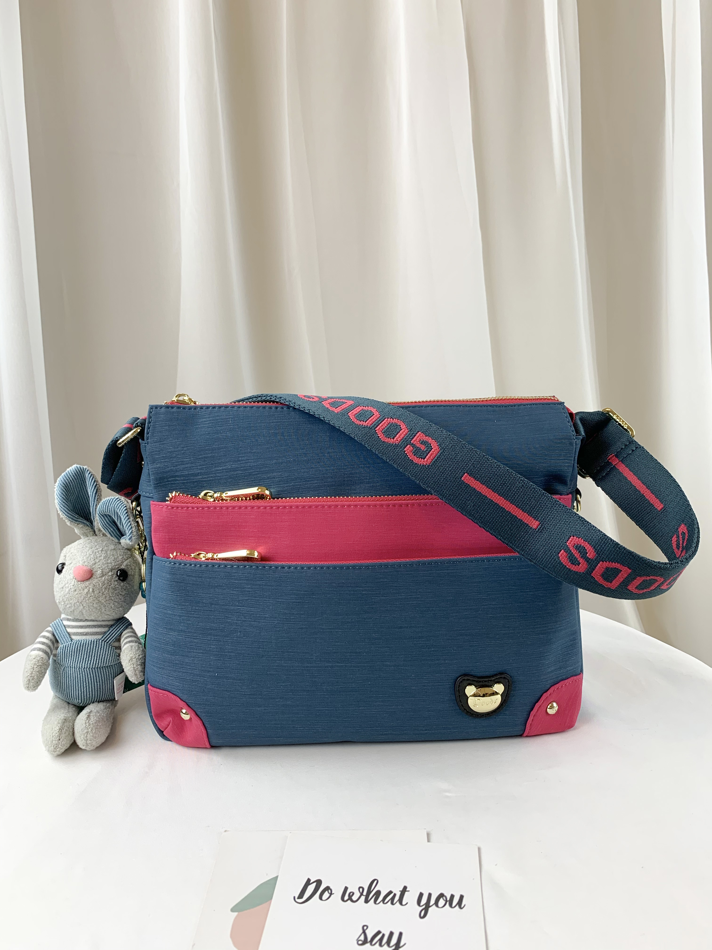 GOODS 綠桃拼色 防潑水側背包 附小熊吊飾 #2045