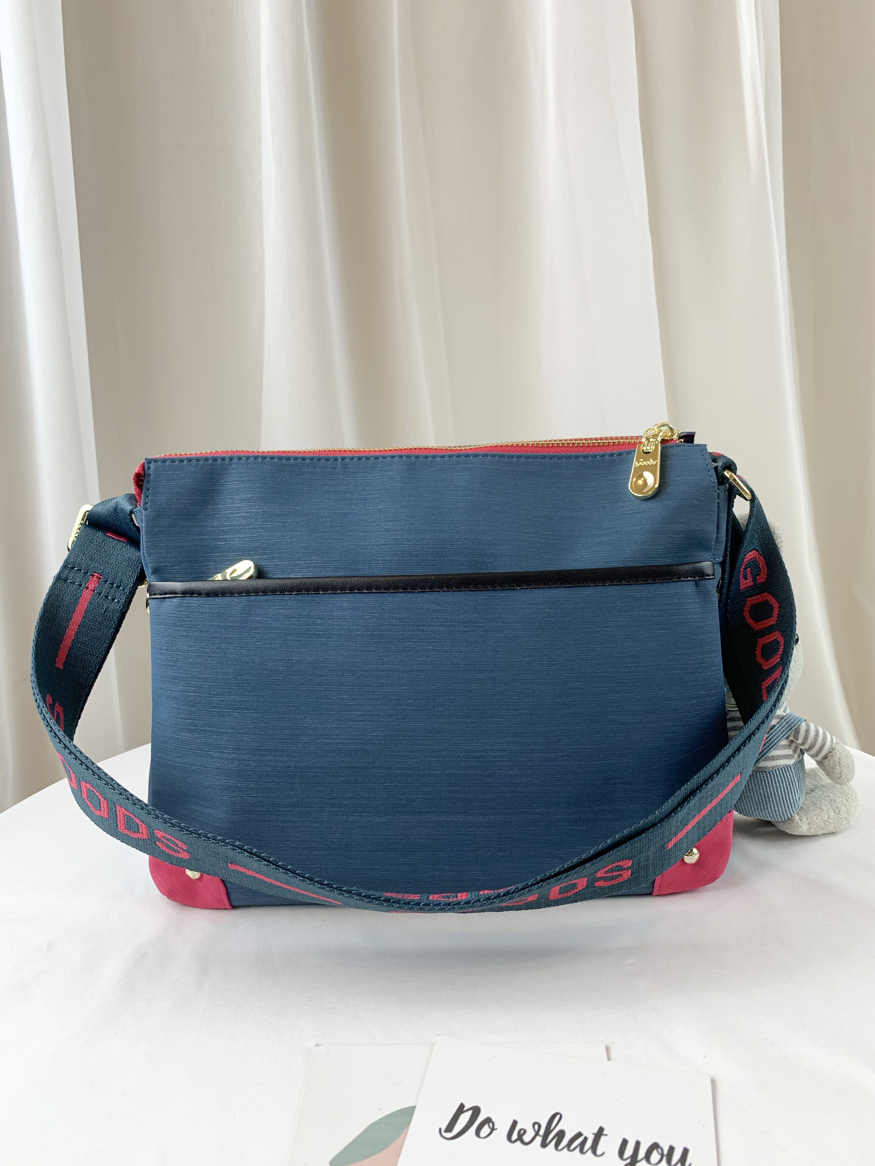 GOODS 綠桃拼色 防潑水側背包 附小熊吊飾 #2045