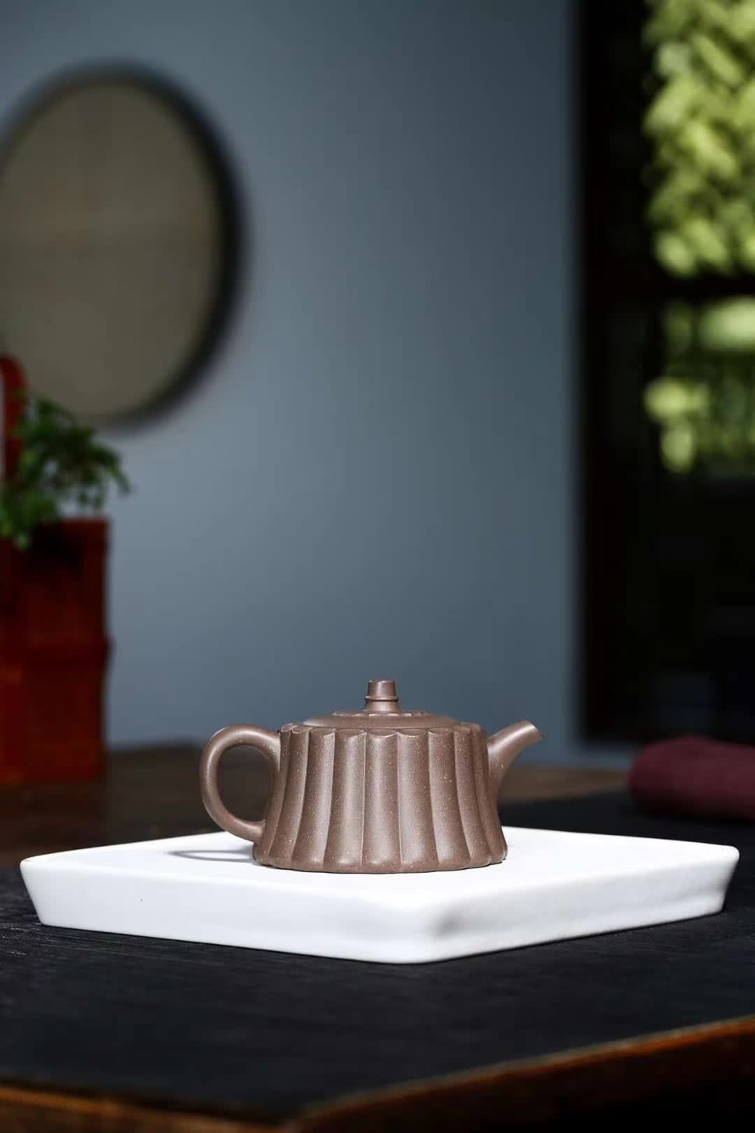 【竹韻井欄】--此壺曲線優雅，筋紋線條明晰工整!