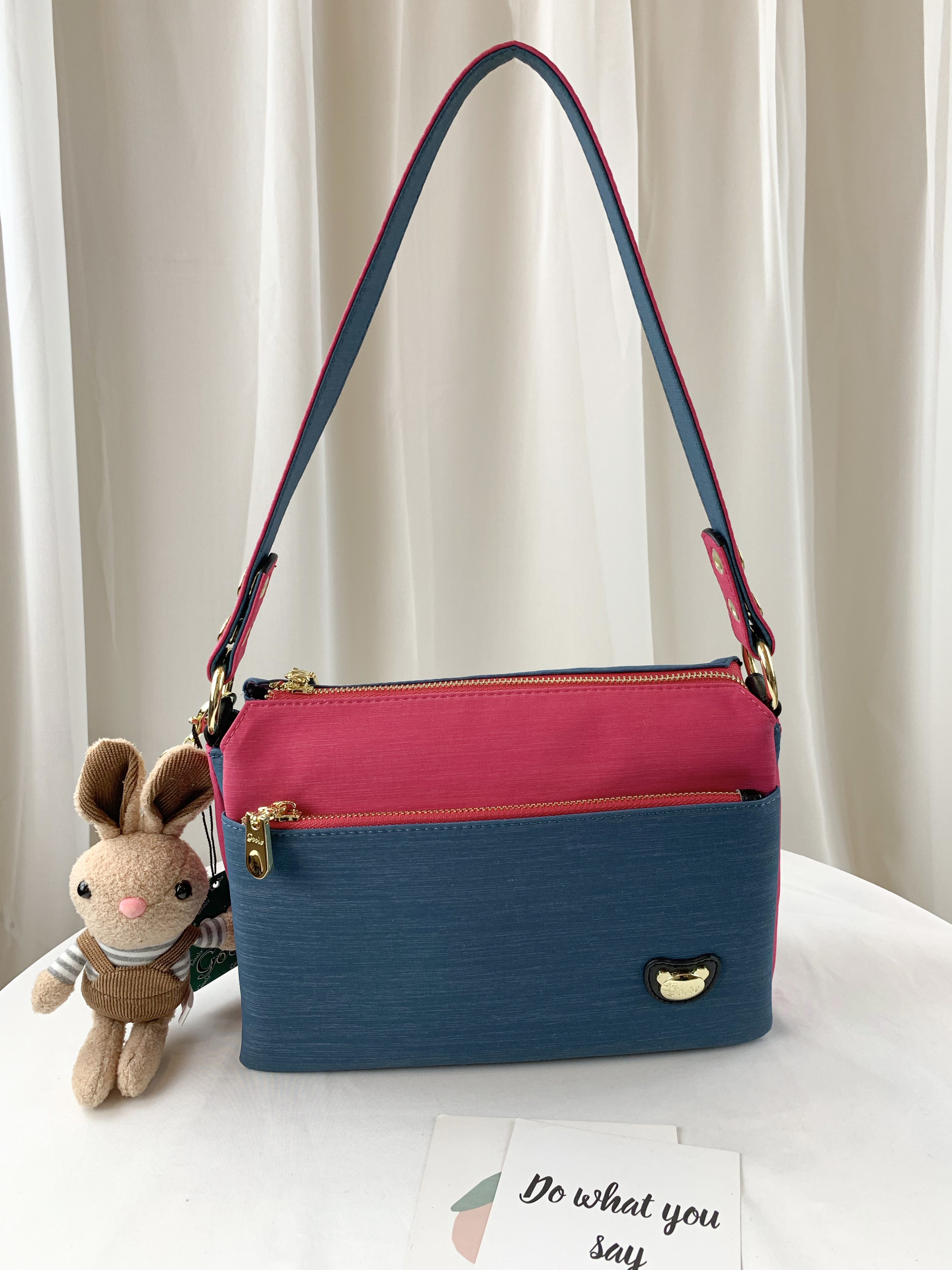 GOODS 綠桃拼色 防潑水肩背包 / 側背包 附小熊吊飾 #29259