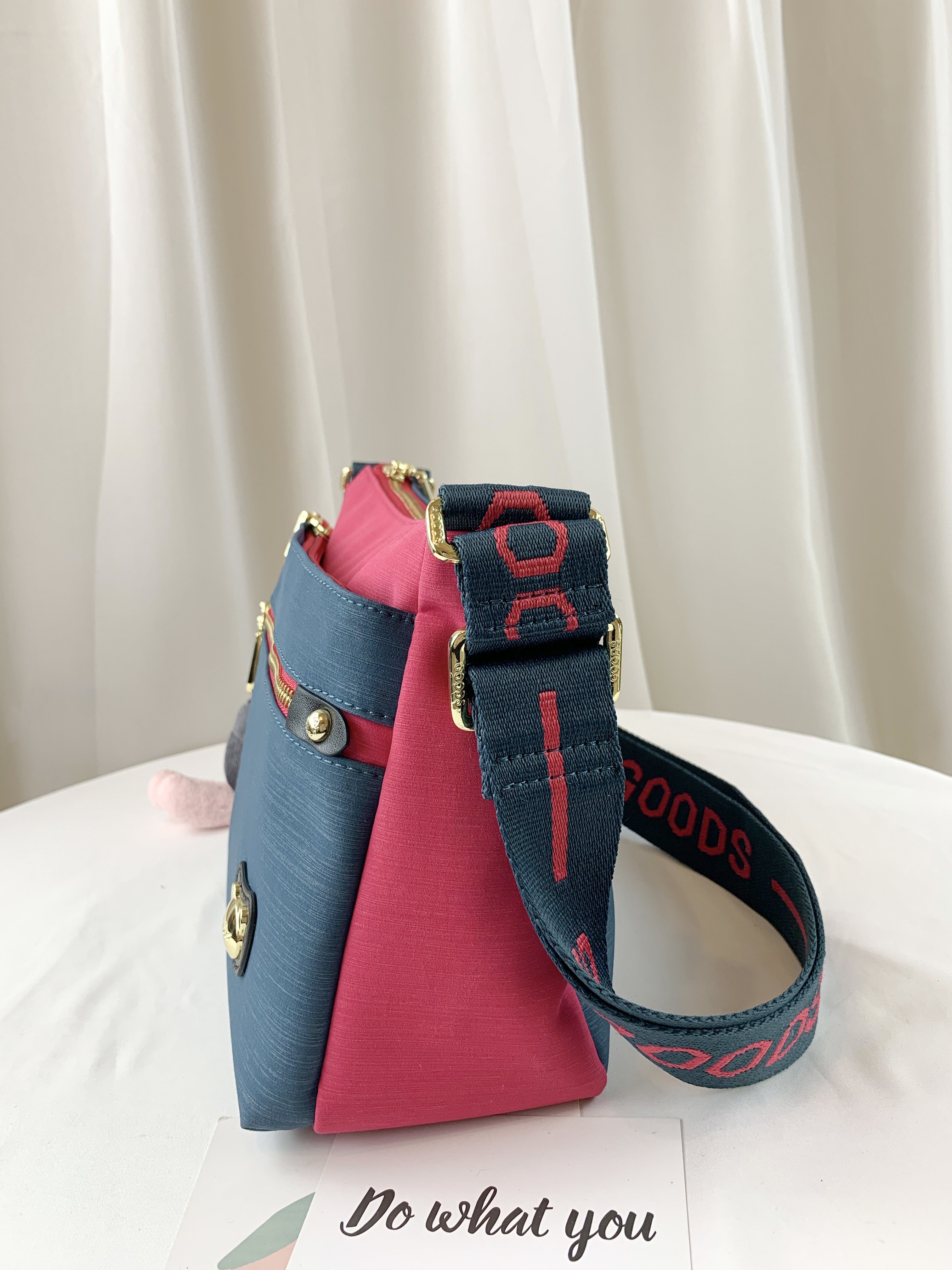 GOODS 綠桃拼色 防潑水側背包 附小熊吊飾 #2672