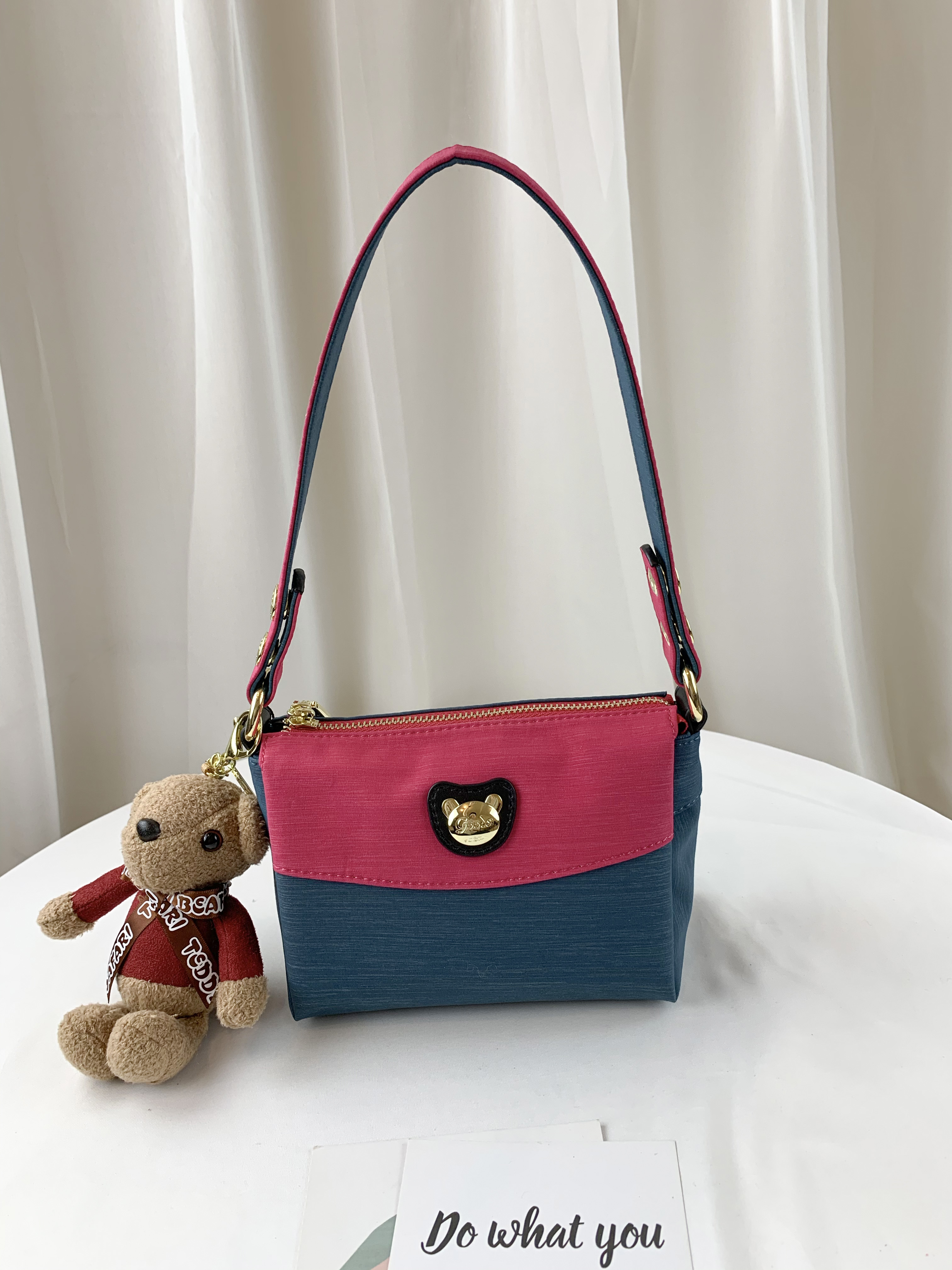 GOODS 綠桃拼色 防潑水肩背包 / 側背包 附小熊吊飾 #2026