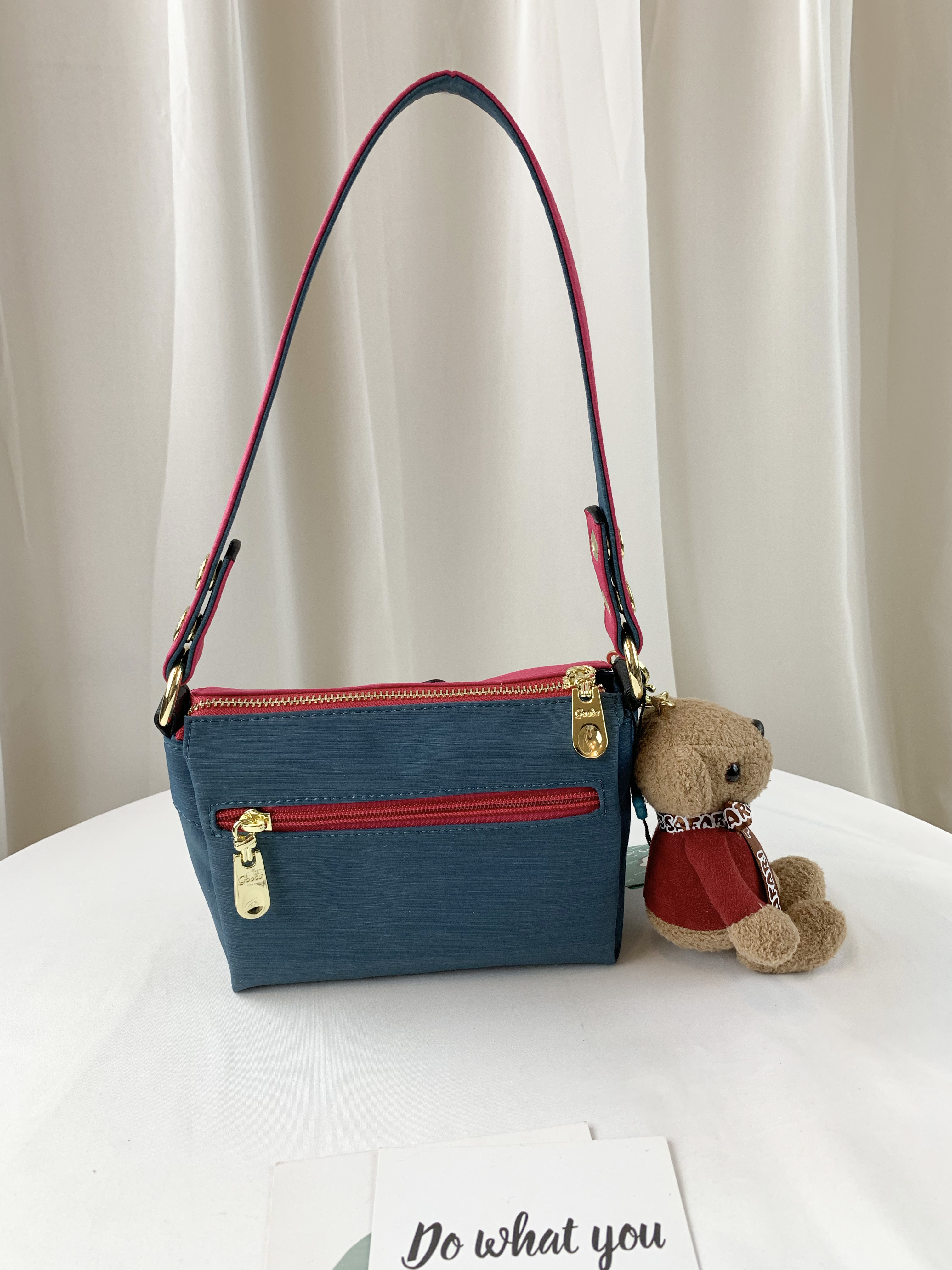 GOODS 綠桃拼色 防潑水肩背包 / 側背包 附小熊吊飾 #2026