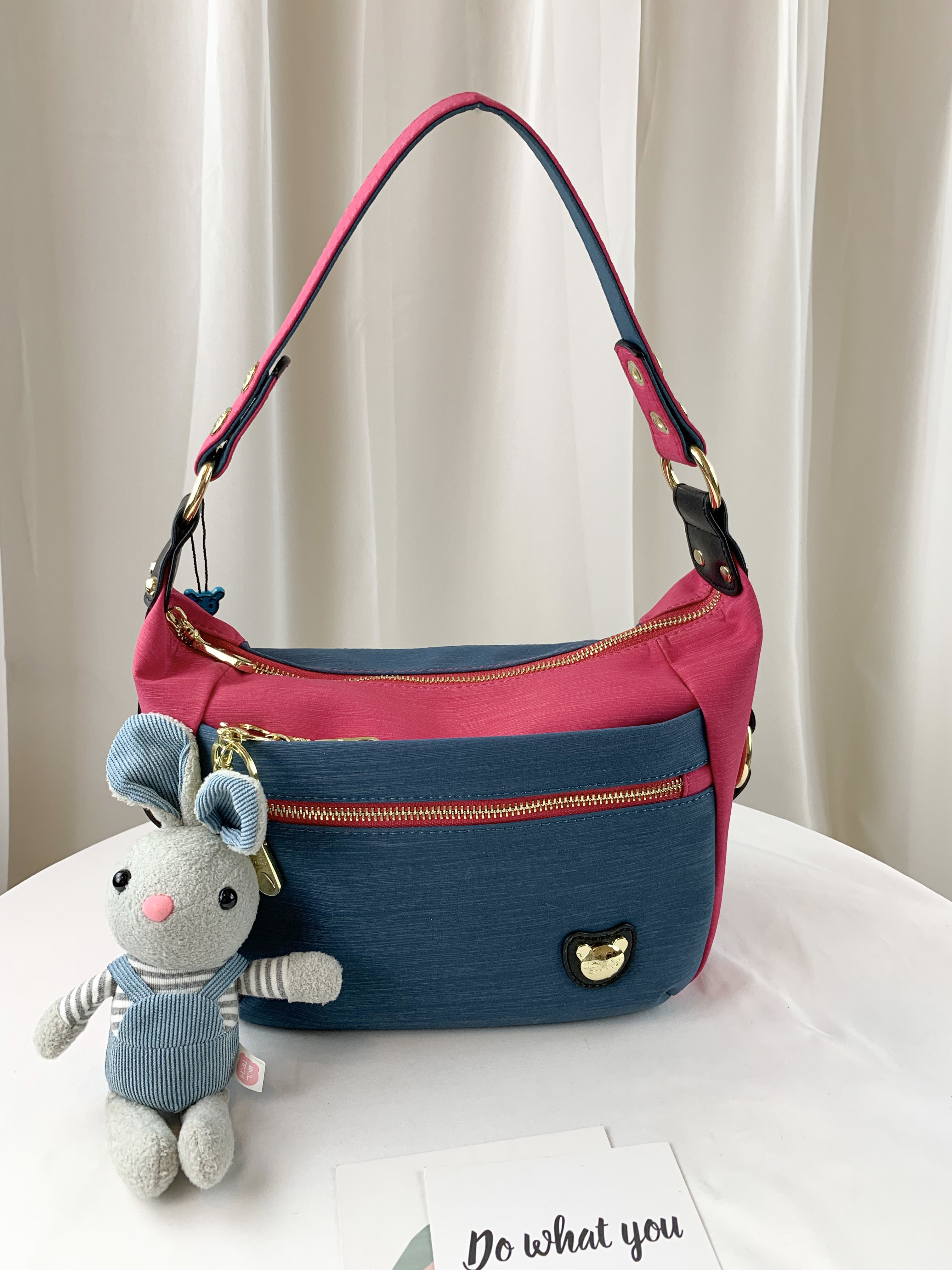 GOODS 綠桃拼色 防潑水肩背包 / 側背包 附小熊吊飾 #2276