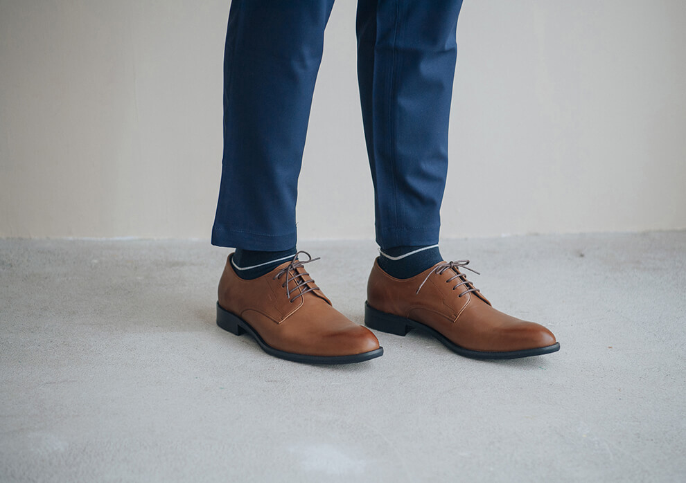 德比鞋 模特兒足部特寫湛藍西裝褲與深藍紳士襪搭配上咖啡色德比鞋紳士鞋