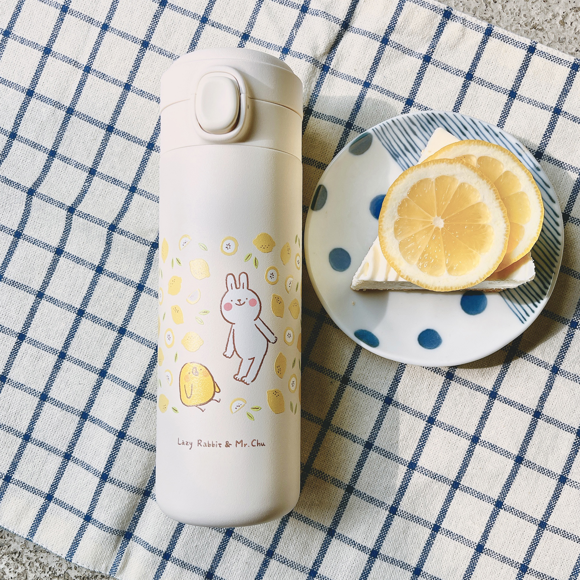 獨家新品【懶散兔與啾先生x慢慢挑-夏日檸檬】彈蓋內噴陶瓷聯名保溫杯，超輕450ML|白色（可裝咖啡、奶茶）