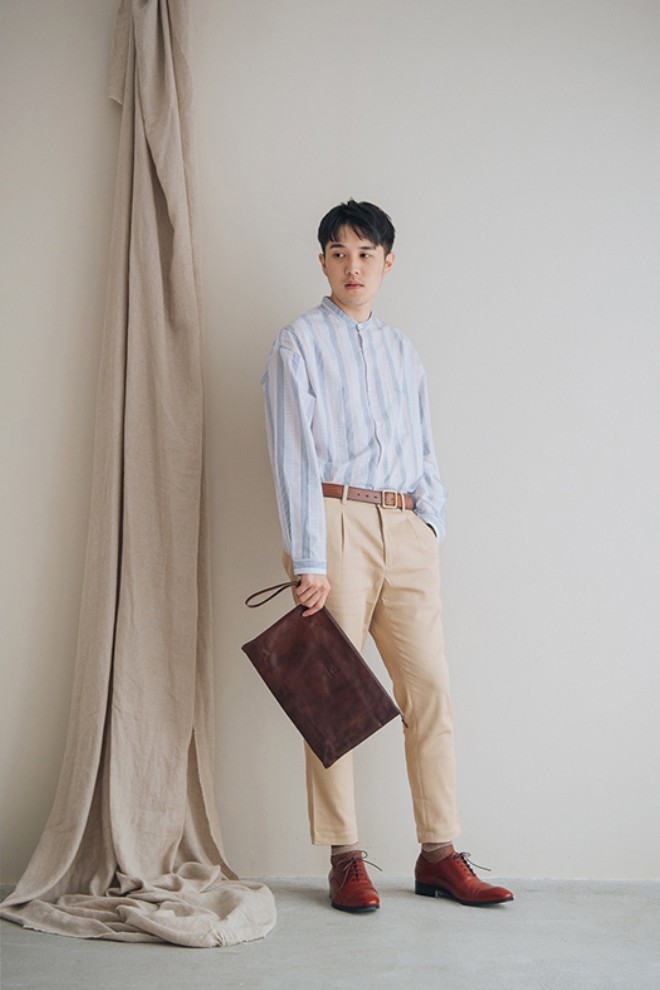 模特穿著淡藍色休閒襯衫與卡其褲搭配栗紅棕色牛津鞋