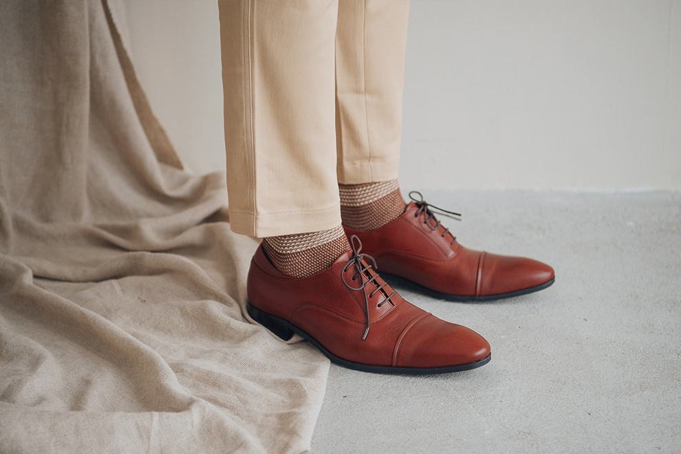 牛津鞋 模特兒側面腳部特寫栗紅棕色牛津鞋搭配卡其褲