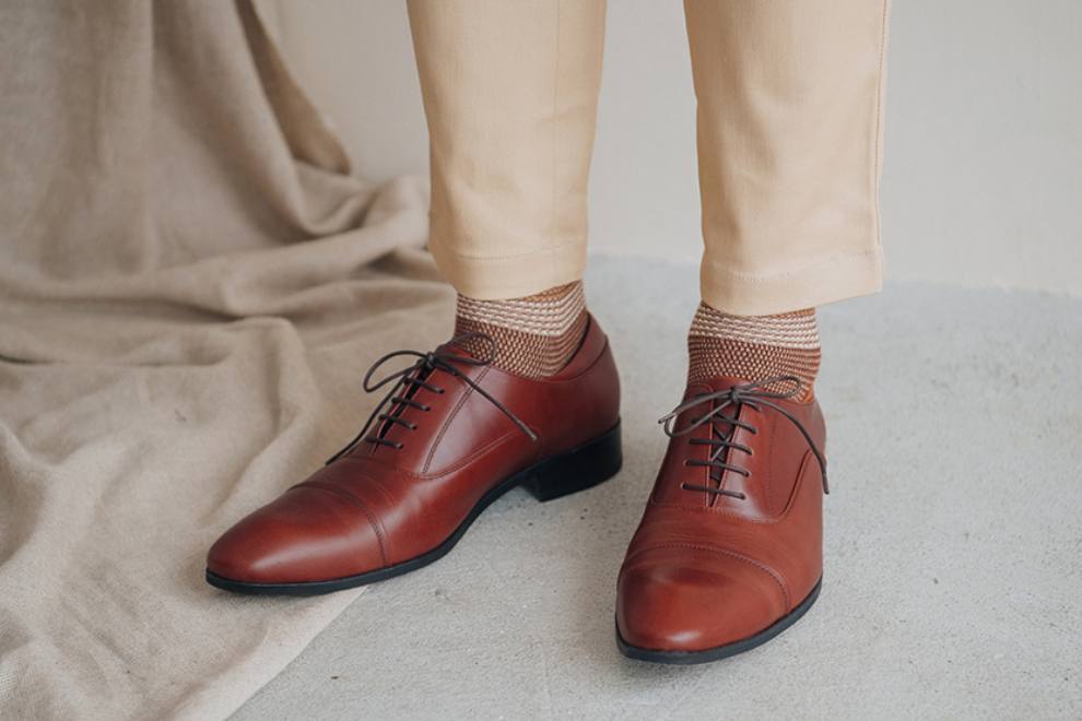 牛津鞋 模特兒正面腳部特寫栗紅棕色牛津鞋搭配卡其褲