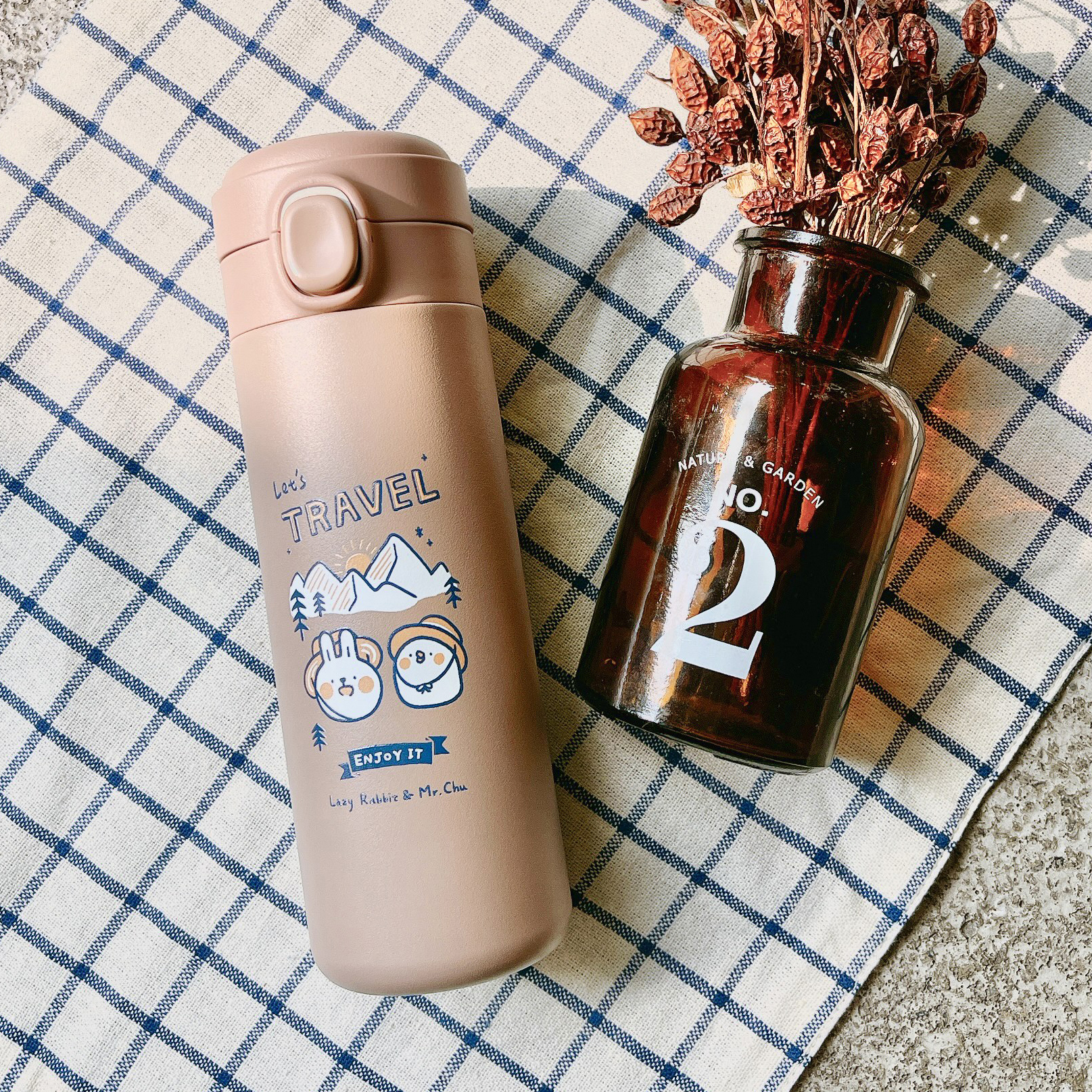 獨家新品【懶散兔與啾先生x慢慢挑-走吧！去露營】彈蓋內噴陶瓷聯名保溫杯，超輕450ML|奶茶色（可裝咖啡、奶茶）