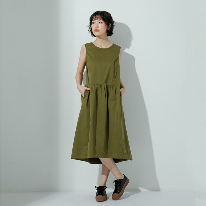 軍綠色無袖低腰圓領口袋洋裝