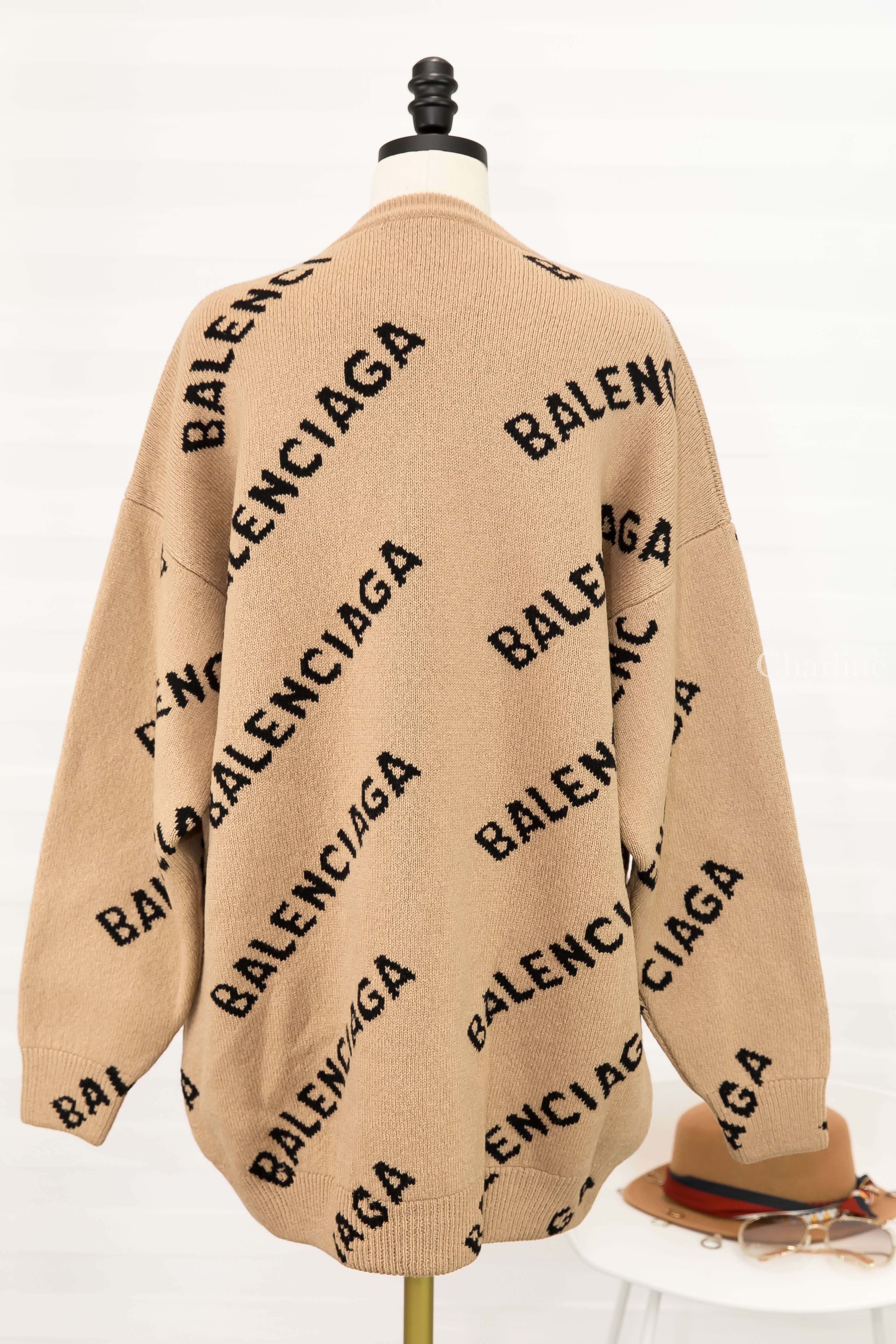 Balenciaga Knitwear 卡其色滿版黑色 Logo 羊毛混紡長版長袖毛衣-Charline Boutique 精品代購