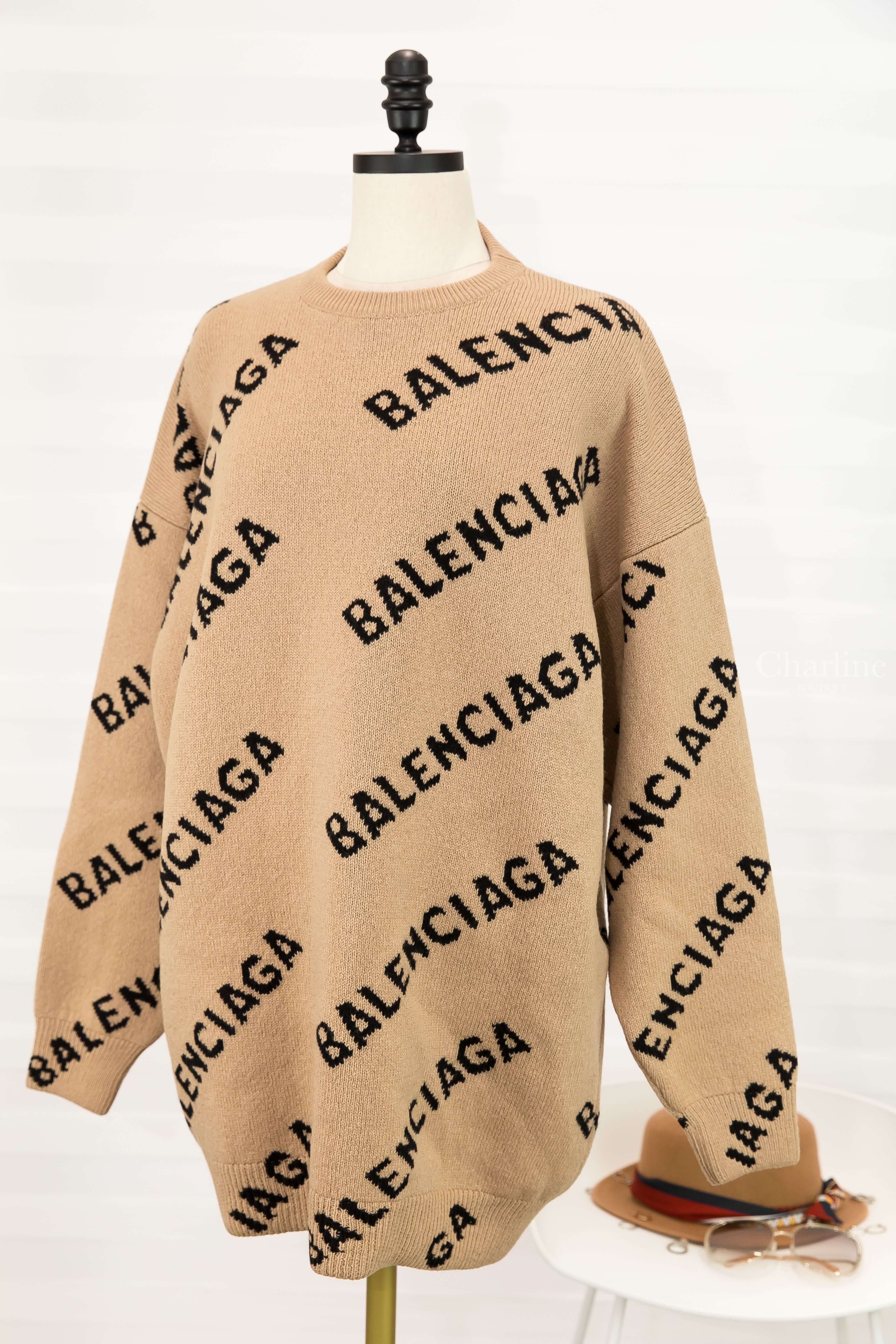 Balenciaga Knitwear 卡其色滿版黑色 Logo 羊毛混紡長版長袖毛衣-Charline Boutique 精品代購
