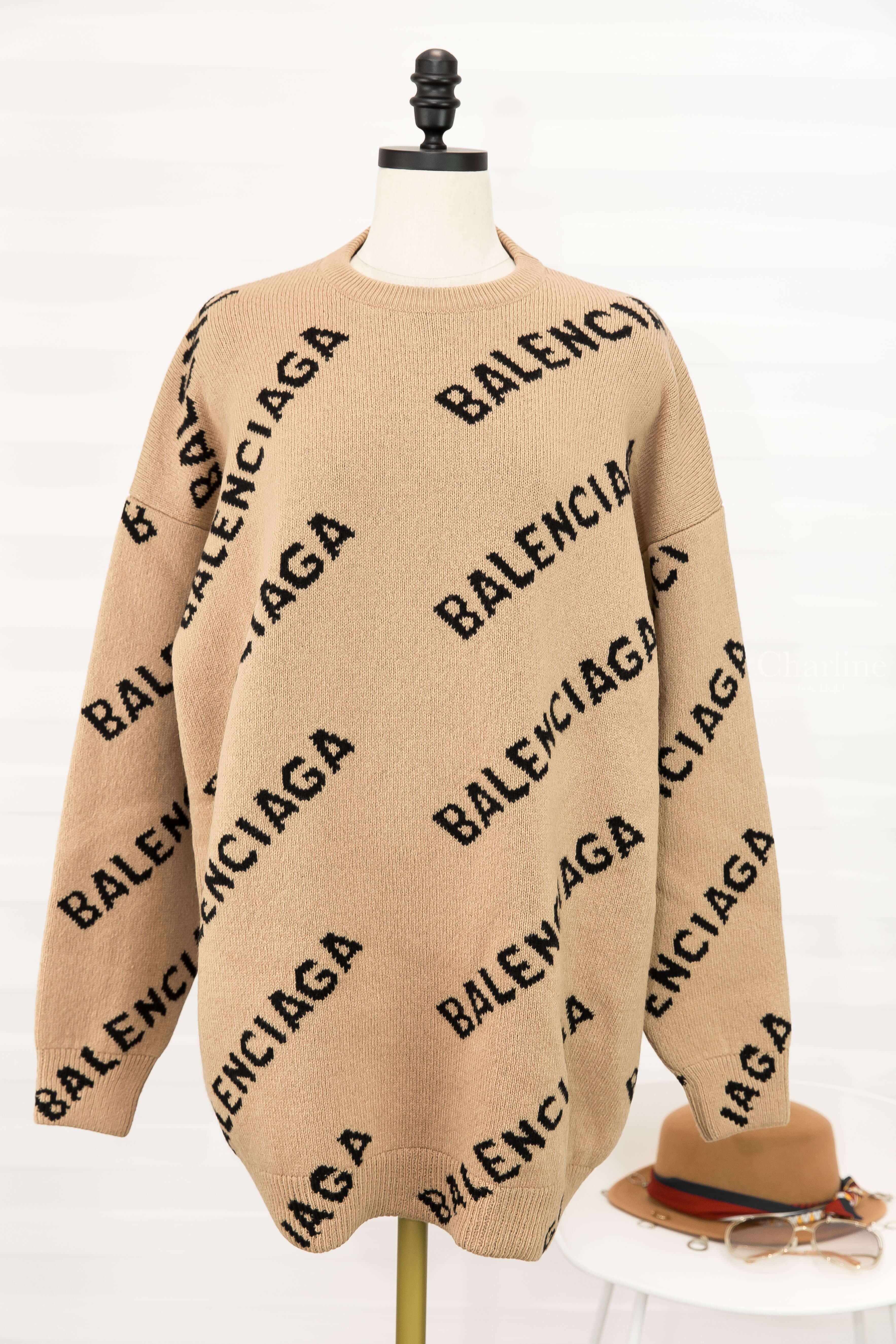 Balenciaga Knitwear 卡其色滿版黑色 Logo 羊毛混紡長版長袖毛衣