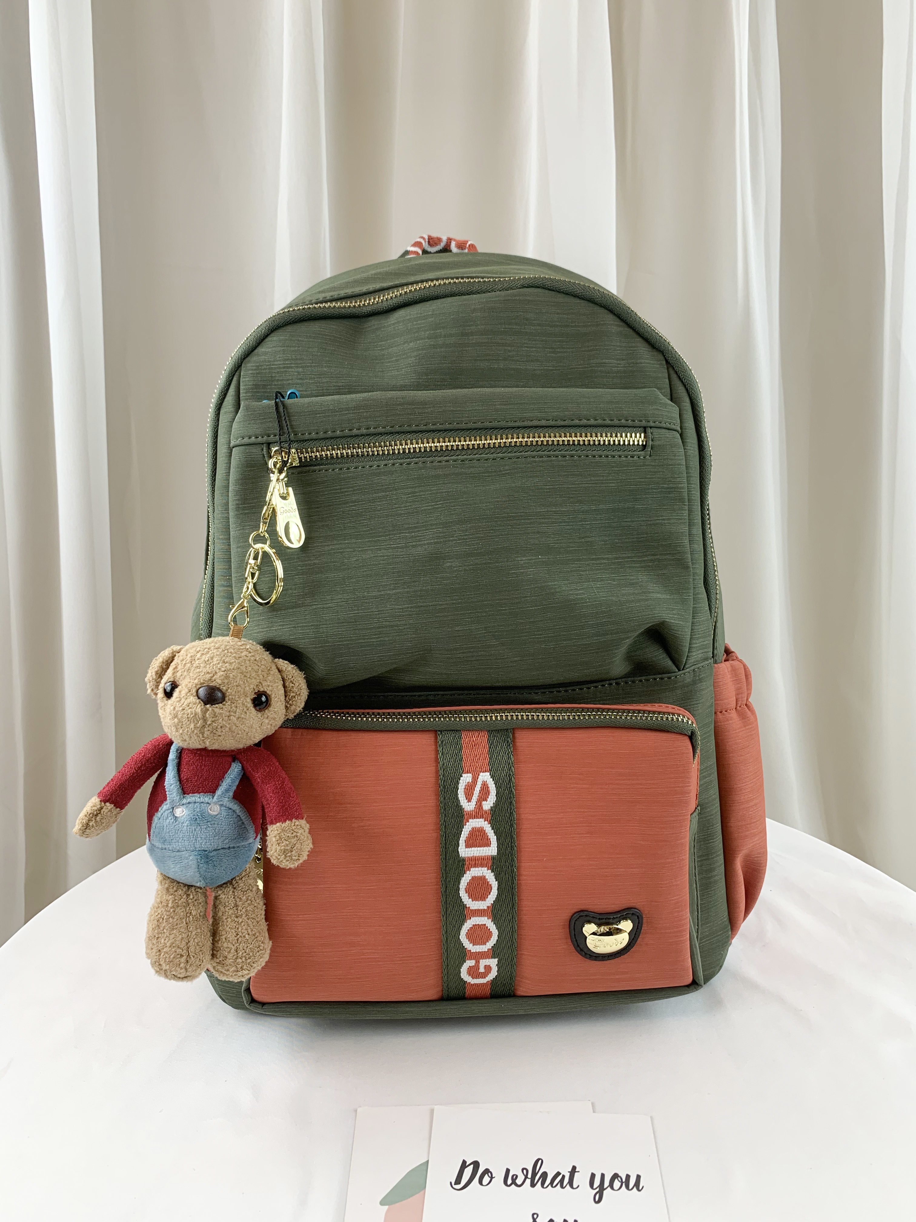 GOODS 橘綠拼色 防潑水運動風後背包 附小熊吊飾 #2627