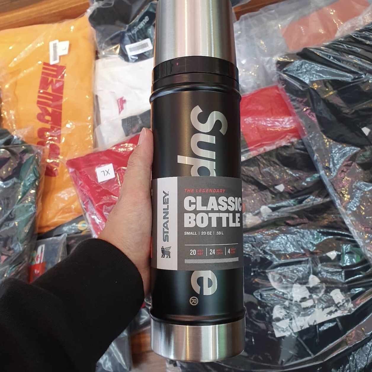 シュプリーム スタンレー 20オンス バキューム インシュレイティッド ボトル Supreme Stanley 20 oz. Vacuum Insulated Bottle Red - FW19 - US