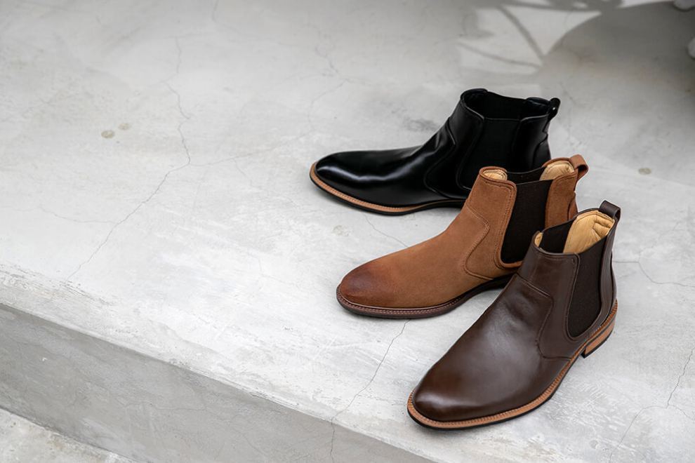 黑色 棕色 咖啡色 卻爾喜靴放在石階上