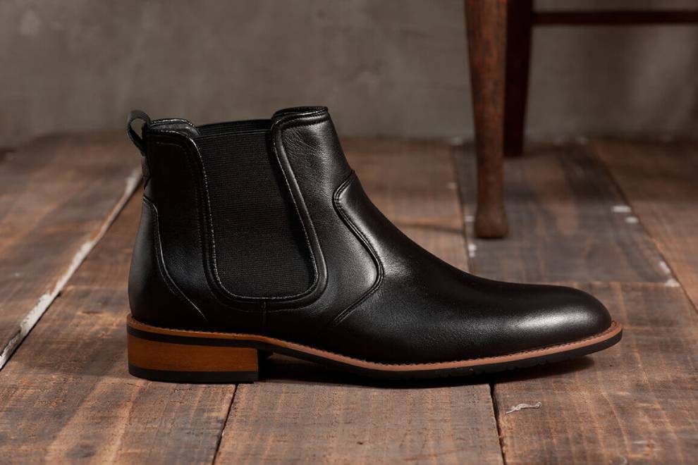 木板上有一只黑色卻爾喜靴