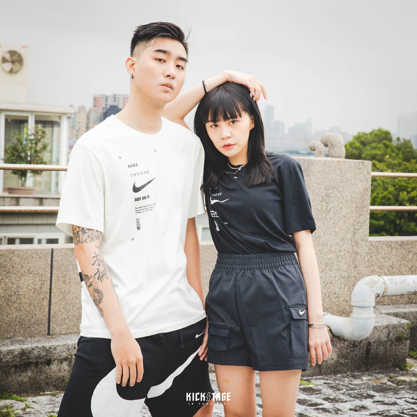 【二手 2XL】NIKE NSW SWOOSH TEE SACAI 米白色 解構風 標語 斷勾 短T【DJ5374-110】串標