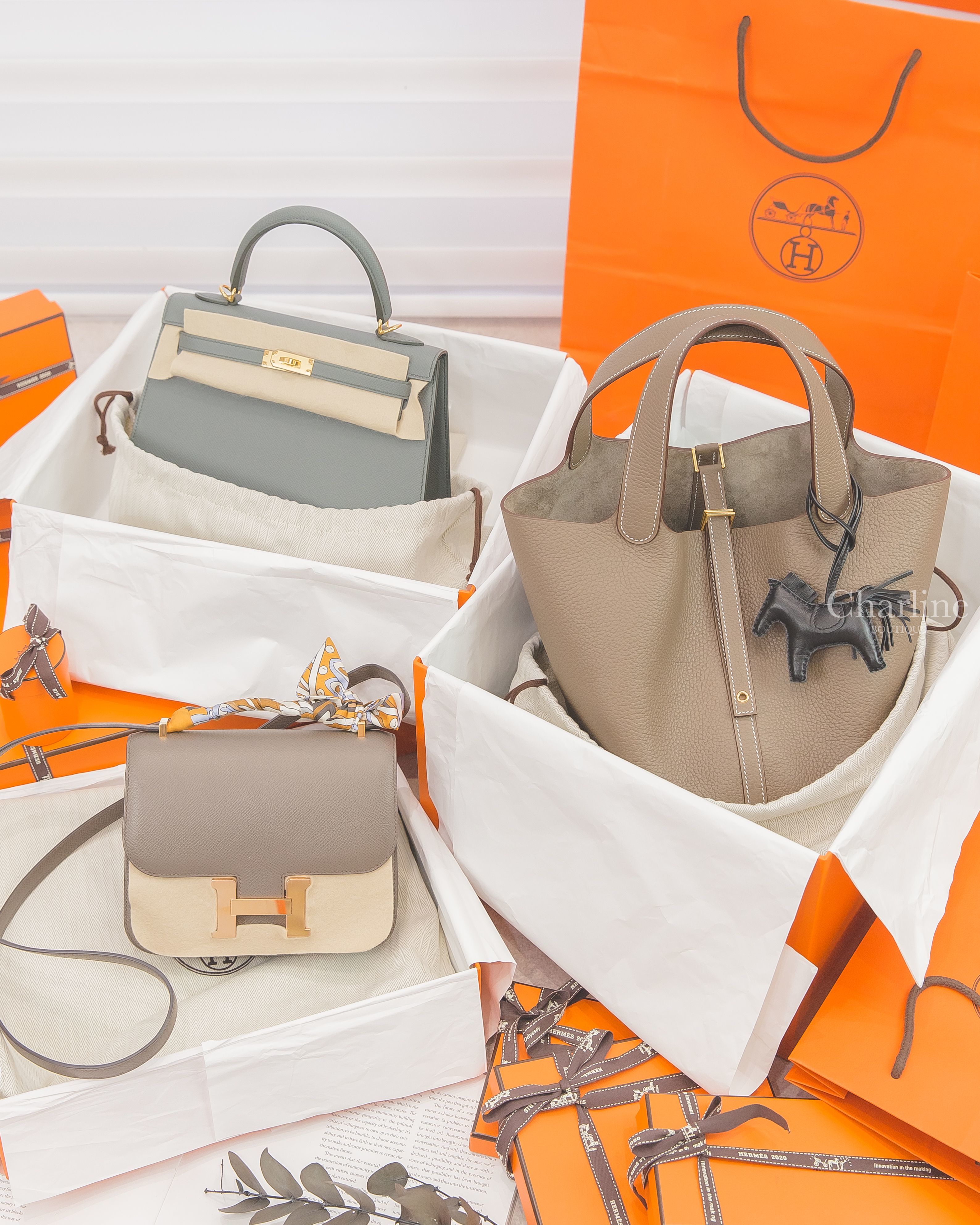 Hermès Charm 黑色小馬吊飾,Hermès Picotin Lock 18 Etoupe 大象灰金釦中型提把水桶包,Hermès Kelly 25cm 杏仁綠金釦凱莉包-Charline Boutique 精品代購