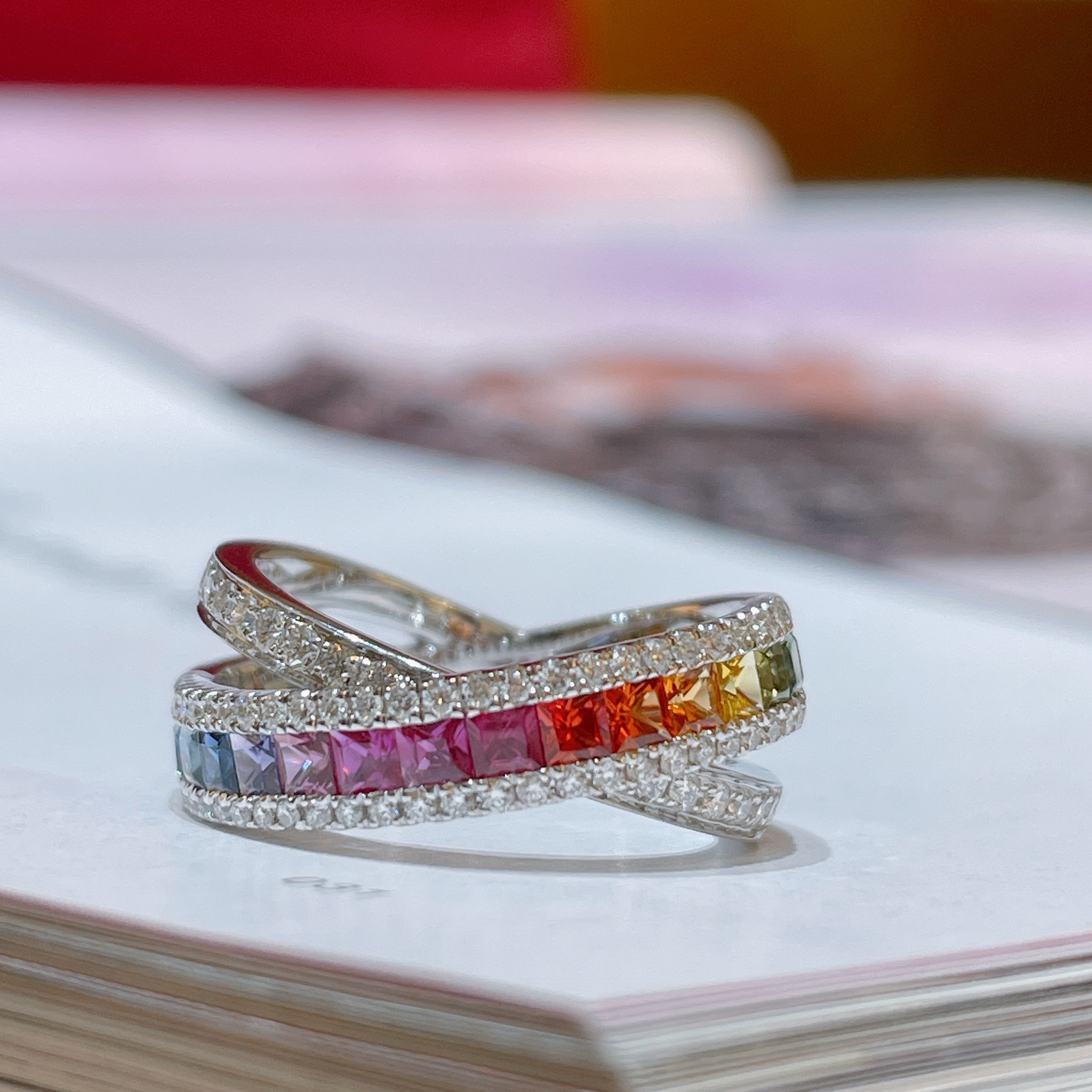 18K金彩虹藍寶石鑽石戒指 - 交叉款