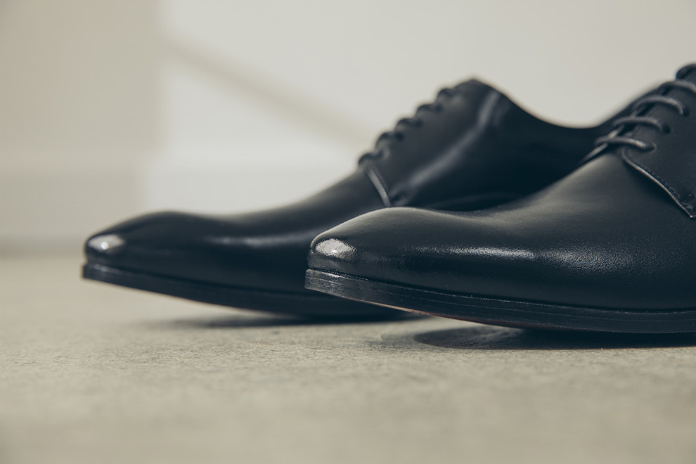 牛皮經典黑色流線德比鞋鞋頭微微隆起的細節