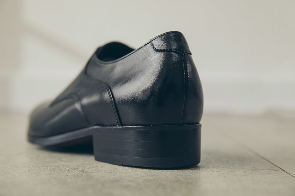 黑色流線德比鞋跟貼片包覆細節特寫