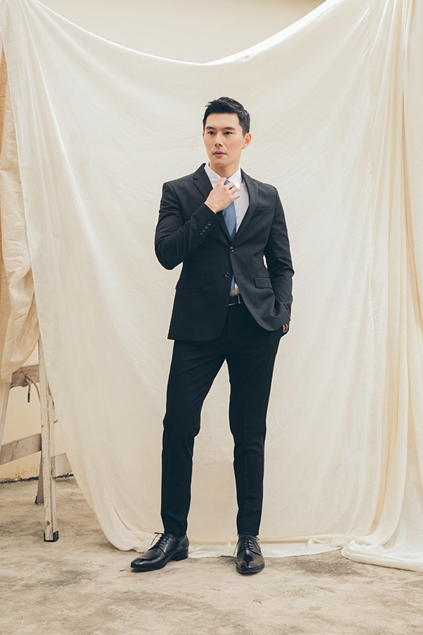 正式黑色商務西裝搭配黑色流線德比鞋