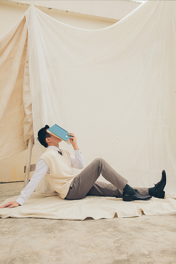 米白休閒毛襟背心與白襯衫搭配黑色流線德比鞋