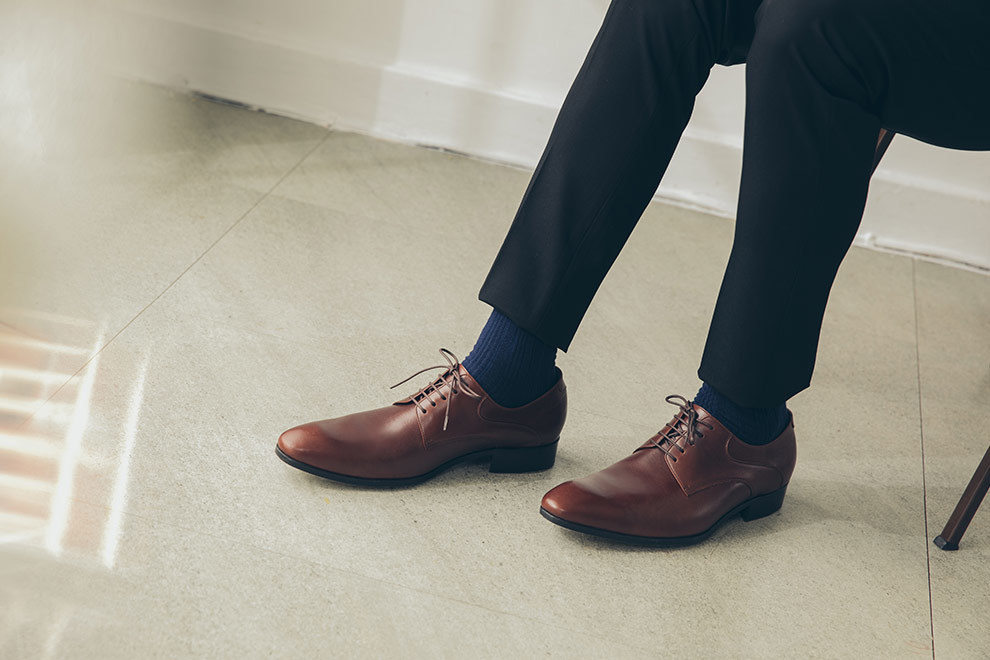 可可咖啡色經典流線德比鞋搭配黑色西裝褲