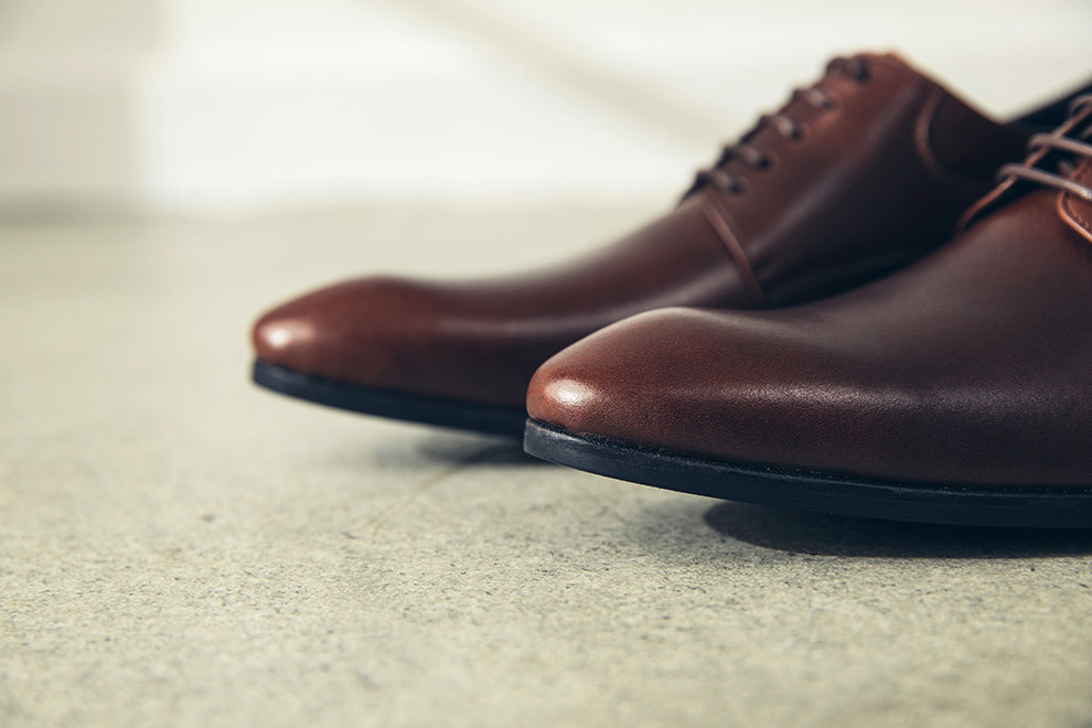 油感皮料的可可咖啡色經典流線德比鞋鞋頭微微隆起的細節
