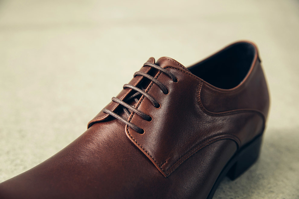 可可咖啡色流線德比鞋開放襟片皮革紋理與鞋帶特寫
