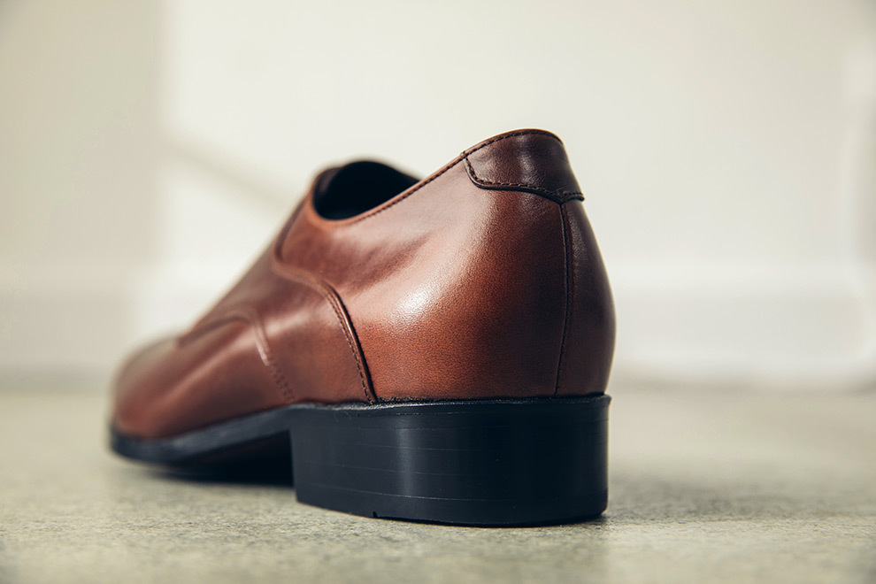 可可咖啡色流線德比鞋跟貼片包覆細節特寫