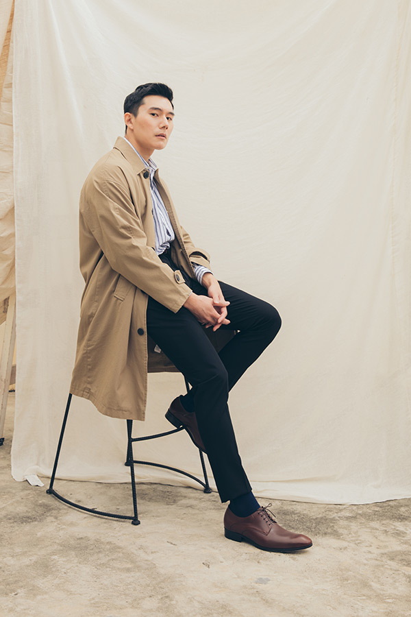 商務穿搭卡其風衣與黑西裝褲搭配咖啡色流線德比鞋