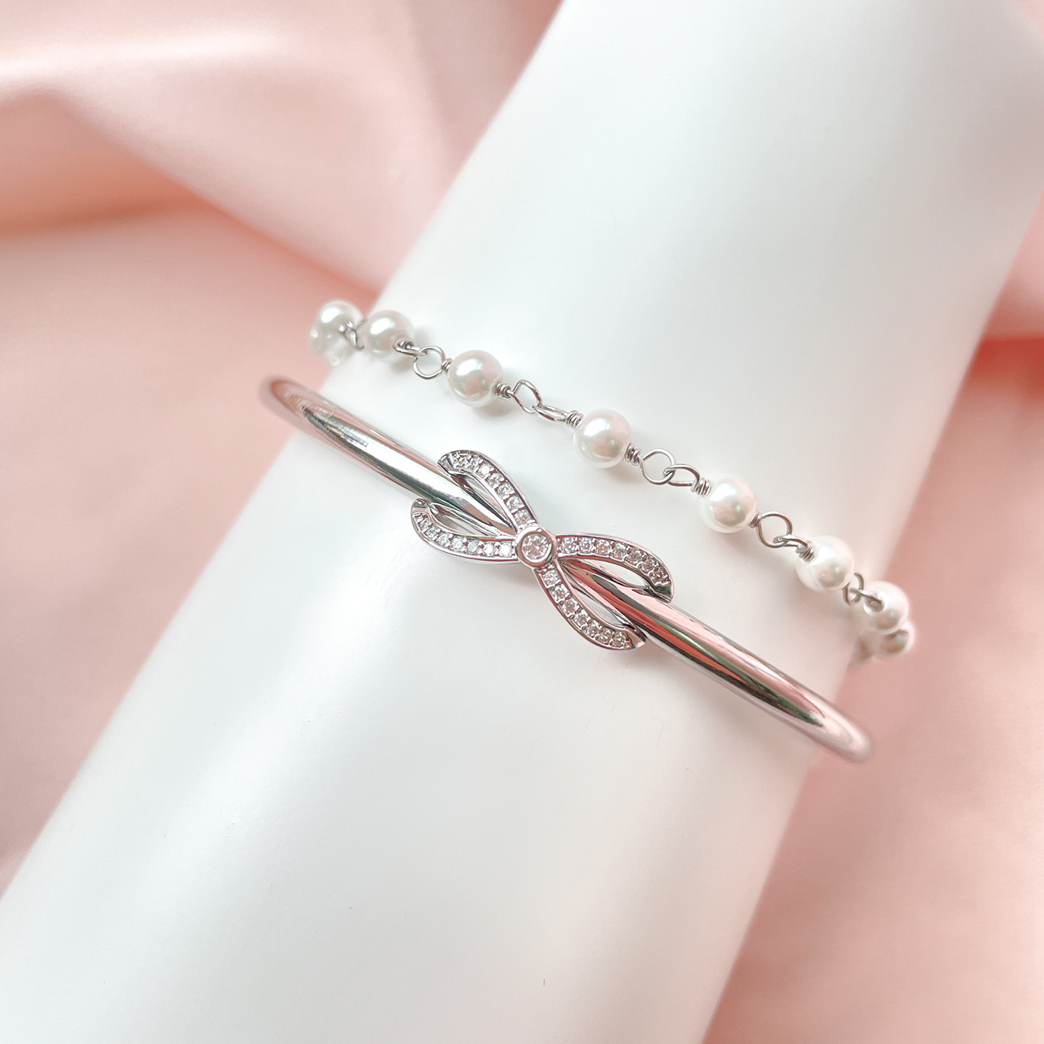 Bangle with Pearl chain & Crystal Bow details (Silver)