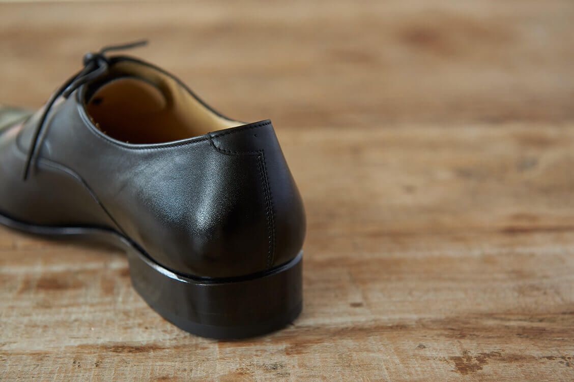 牛津鞋 黑色鵝頸橫飾商務牛津鞋的鞋後跟特寫