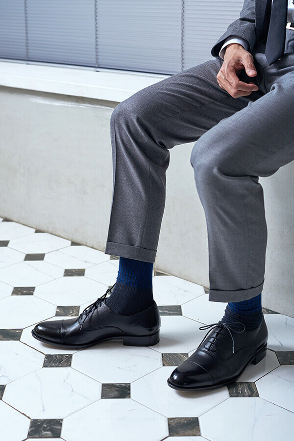 牛津鞋 特寫模特展示灰色商務西裝褲搭配黑色商務牛津鞋