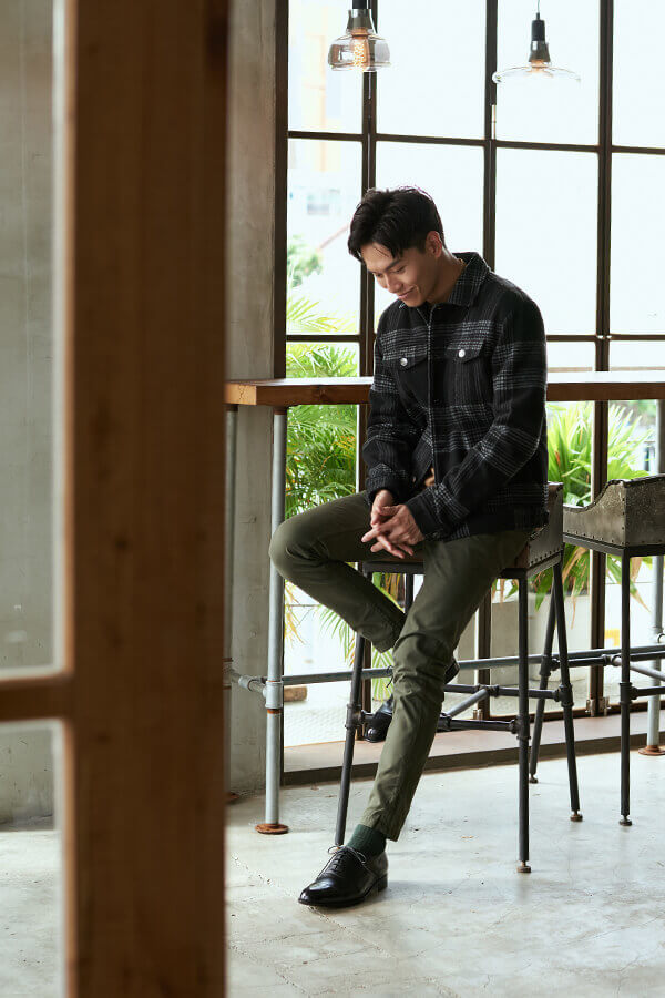 牛津鞋 模特展示法蘭絨與綠色休閒褲搭配上黑色的鵝頸橫飾牛津鞋