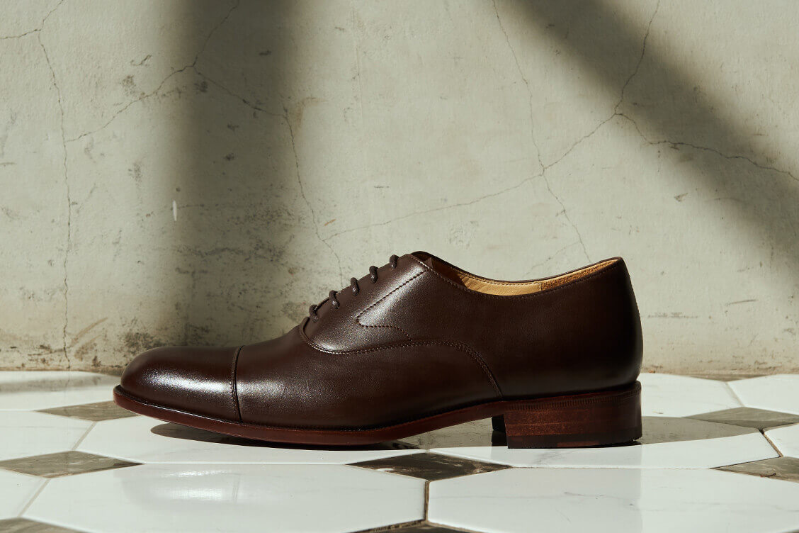 牛津鞋 側面展示咖啡色鵝頸橫飾皮底牛津鞋