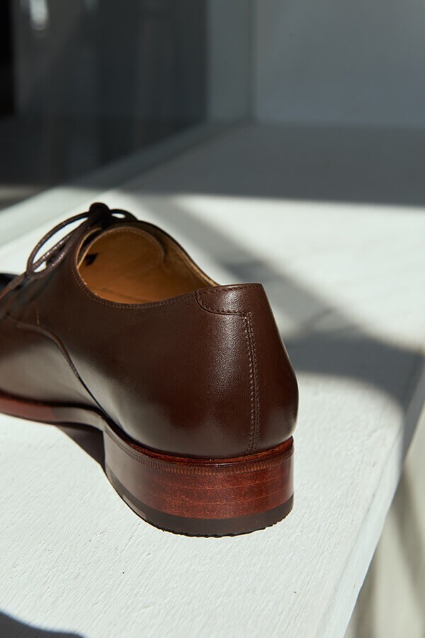 牛津鞋 渲染咖色的鵝頸橫飾商務牛津鞋後跟特寫