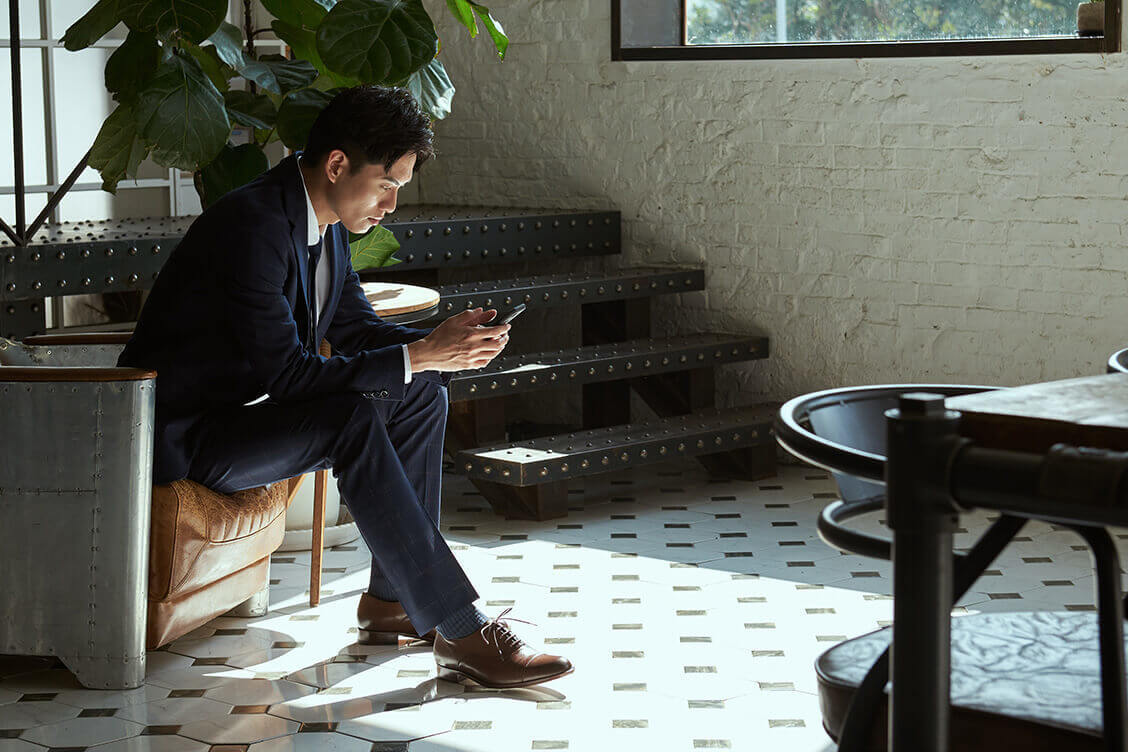 牛津鞋 模特展示深藍色商務西裝搭配咖啡色的牛津鞋