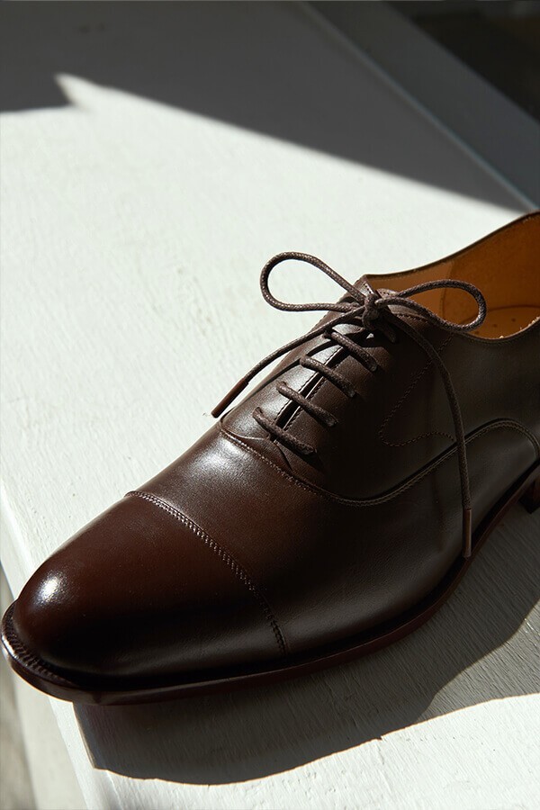 牛津鞋 特寫咖啡色鵝頸橫飾商務牛津鞋鞋頭皮革